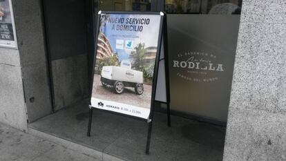 Un cartel en un establecimiento Rodilla anuncia el servicio a domicilio.
