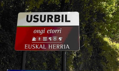 Cartel con el escudo de Navarra colocado a la entrada del municipio guipuzcoano de Usurbil.