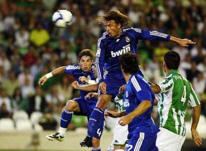 El argentino Heinze cabecea una falta lanzada por Van der Vaart, marcando el primer tanto del Real Madrid.