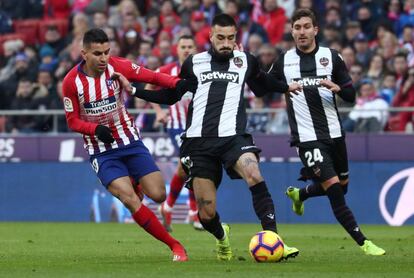 Correa y Cabaco, en una acción del partido.