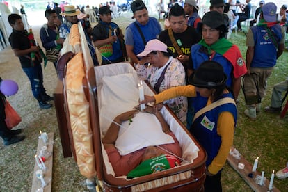 Dolientes acuden al funeral de la líder indígena Carmelina Yule Pavi, asesinada por guerrilleros del EMC, en Toribio (Colombia), en marzo de 2024.