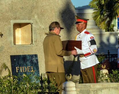 El presidente de Cuba, Raúl Castro (izquierda), recoge la urna con las cenizas de Fidel Castro de un militar en el cementerio Santa Ifigenia, en Santiago de Cuba, (Cuba).