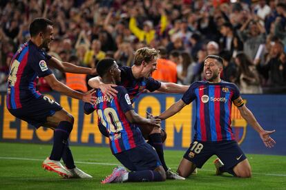 Varios jugadores del Barcelona celebran con Jordi Alba el gol marcado por este.