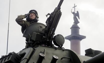 Un soldado ruso conduce su vehículo militar; al fondo, el ángel sobre la Columna de Alejandro, durante el Día de la Victoria en San Petersburgo.