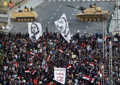 Manifestación anti-Mursi a las puertas del palacio presidencial.