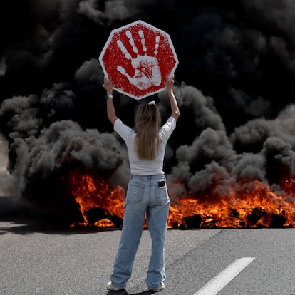 Petah Tikva (Israel), 26/08/2025.- Protesters next to burning tires on the main road at Petah Tikva, Israel, 26 August 2025, part of the activities of the hostages' families on the national day of struggle - "Israel Stands Together". EFE/EPA/ATEF SAFADI