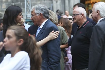 El editor Pere Vicens saluda a la viuda de Jaume Vallcorba, Sandra Ollo, al término del funeral