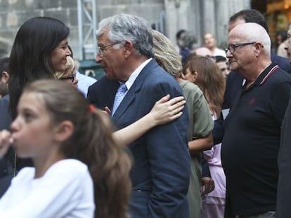 El editor Pere Vicens saluda a la viuda de Jaume Vallcorba, Sandra Ollo, al t&eacute;rmino del funeral