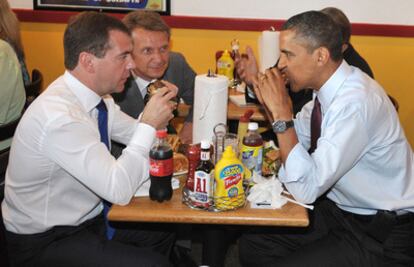 Tras una reunión en la Casa Blanca, Barack Obama se ha llevado al presidente ruso Dimitry Medvédev a tomar una hamburguesa.