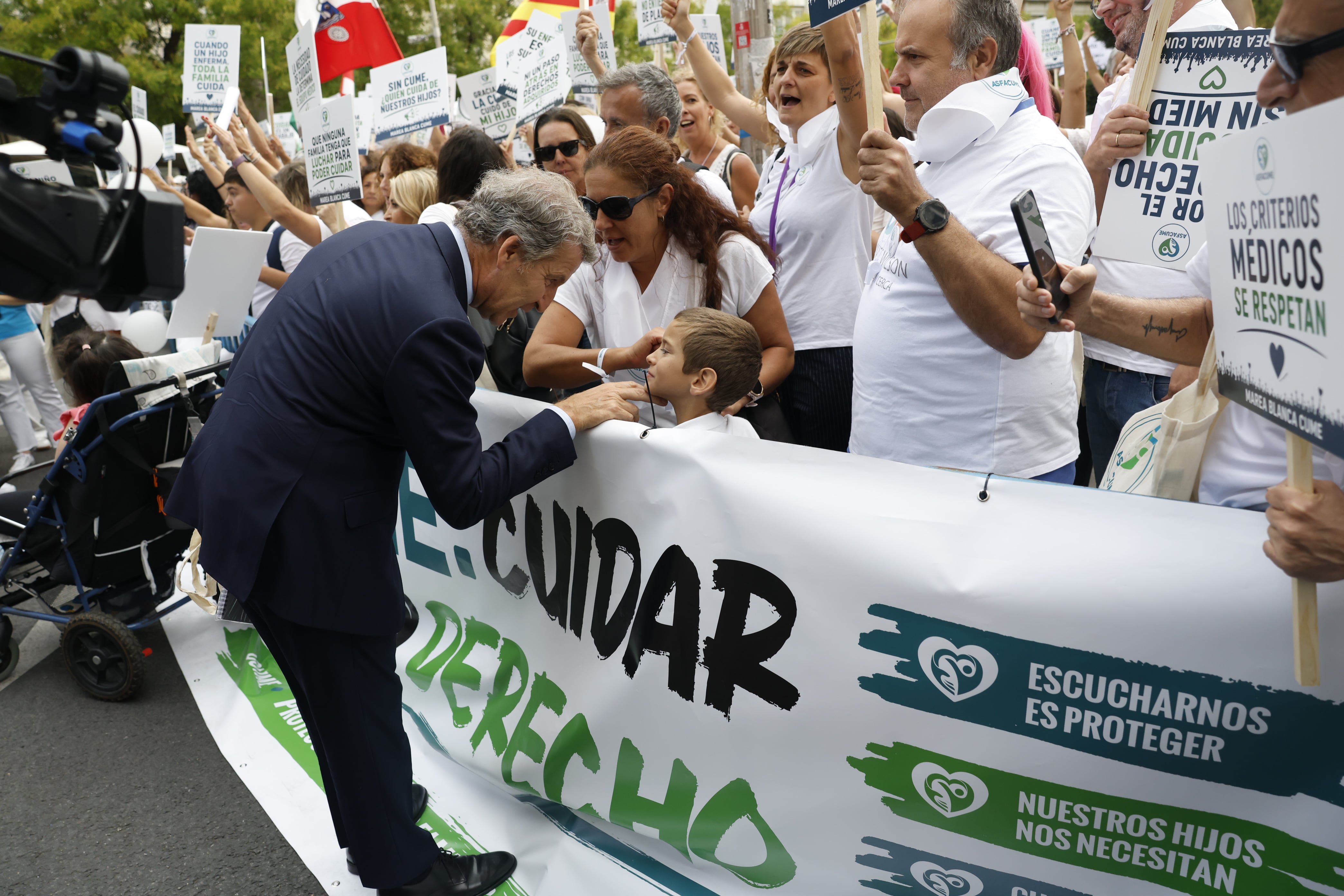 Alberto Núñez Feijóo se acerca a las familias de menores con enfermedades graves que se han manifestado este miércoles frente al Congreso de los Diputados para mostrarles su apoyo.