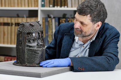 El director de Museos y Colecciones especiales de la Universidad de Aberdeen, Neil Curtis, posa junto a una escultura de bronce de Benín el pasado 17 de marzo.