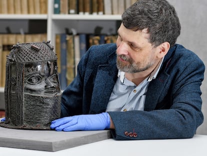 El director de Museos y Colecciones especiales de la Universidad de Aberdeen, Neil Curtis, posa junto a una escultura de bronce de Benín el pasado 17 de marzo.