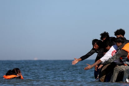 Una migrante nadaba el pasado lunes hacia una barca hinchable en Francia. 