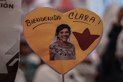 Cartel en apoyo de Clara Brugada, precandidata a la jefatura de gobierno de la Ciudad de México elegida por Morena.