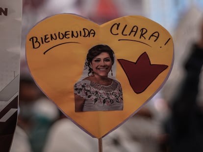 Cartel en apoyo de Clara Brugada, precandidata a la jefatura de gobierno de la Ciudad de México elegida por Morena.