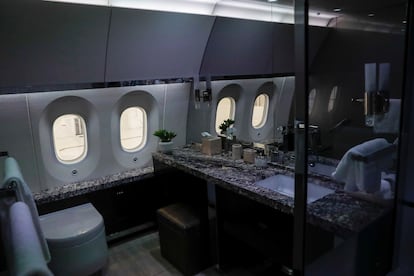 Vista de uno de los baños del avión presidencial, con acabados de marmol y un retrete de última generación. 