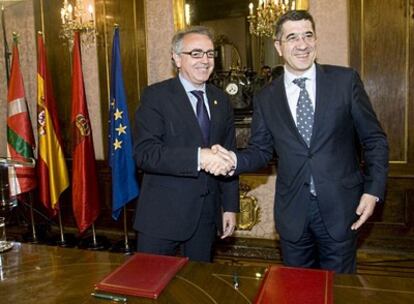 Miguel Sanz y Patxi López abren un "nuevo tiempo" en la relación entre sus comunidades y forman un acuerdo de cooperación bilateral.