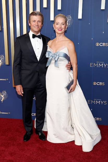 Grant Show, con un clásico esmoquin, y Katherine LaNasa, que lució un vestido diseñado por Jason Wu. 