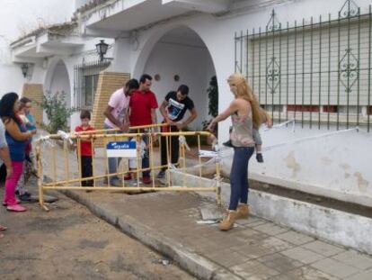 Varias de las familias de las casas ocupadas en La Palma del Condado.