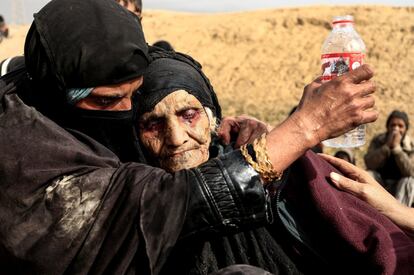 Refugiados iraquíes que acaban de abandonar sus casas descansan en el desierto mientras esperan a ser trasladados, el 27 de febrero de 2017.