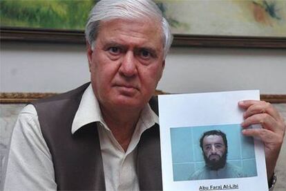 El ministro del Interior paquistaní, Aftab Sherpao, muestra la foto de Abu Faraj al Libi tras la detención.