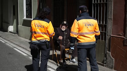 Dos agentes conversan con un vecino que tomaba el sol en la puerta de su casa.