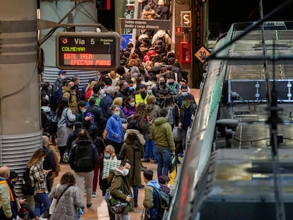 Aglomeración de viajeros, esta mañana en la estación de trenes de cercanías de Atocha en Madrid.