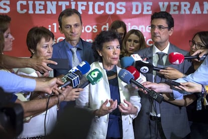 La ministra de Educación en funciones, Isabel Celaá, con el ministro de Ciencia, Pedro Duque (detrás), y los rectores Mavi Mestre (izda.) y Francisco Mora (dcha.).