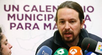 Pablo Iglesias, rodeado de periodistas.