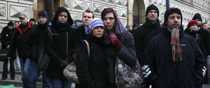 Un grupo de personas asiste al funeral del expresidente checo Vaclav Havel, a las puertas de la catedral de Praga.