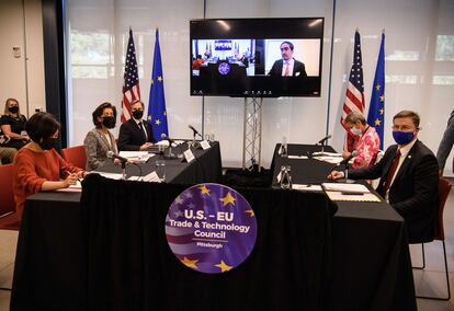 Las delegaciones de EE UU (a la izquierda) y la Unión Europea, en el Consejo de Comercio y Tecnología, este miércoles en Pittsburgh (EE UU).