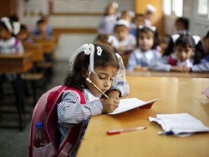 Una ni&ntilde;a en una clase de la escuela Dir al Balah, operada por la ONU, en la Franja de Gaza.