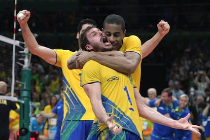 Bruninho vibra após ganhar a medalha de ouro na final do vôlei.