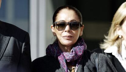 La artista Isabel Pantoja a su salida hoy de la Audiencia de Málaga.