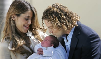 El cantante David Bisbal y Elena Tablada presentan a su hija Ella.