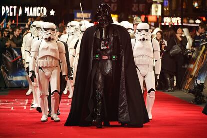 Darth Vader conduce a los Stormtroopers por la alfombra roja en el estreno europeo de "Star Wars: El despertar de la fuerza" en Leicester Square, Londres.