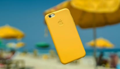 iPhone amarillo en una playa