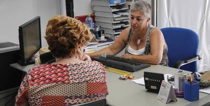 Rosa González; médica de atención primaria en el Centro de salud Salvador Pau de Valencia, con una paciente.