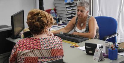 Rosa Gonz&aacute;lez; m&eacute;dica de atenci&oacute;n primaria en el Centro de salud Salvador Pau de Valencia, con una paciente.