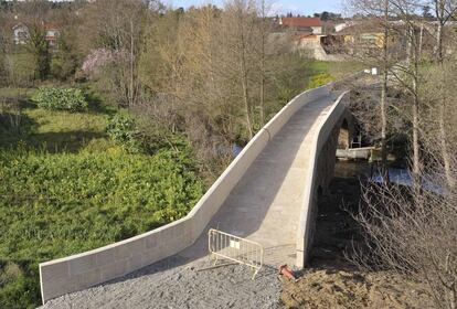 El puente en cuestión, reconstruido en la Edad Media sobre una obra romana e inventariado como infraestructura del siglo XIII, lucía desde hace décadas en muy mal estado