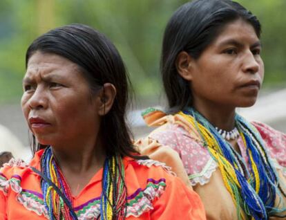 Dos mujeres de la comunidad embera-chamí. Según la ONG Somos Defensores, los indígenas, campesinos y ambientalistas son los defensores de derechos humanos más vulnerables.