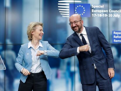 La presidenta de la Comisión Europea, Ursula von der Leyen, y el presidente del Consejo Europeo, Charles Michel, celebran el acuerdo para la creación del fondo Next Generation EU en Bruselas en julio  de 2020.