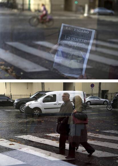 En la parte superior, el reflejo de una persona leyendo un periódico con el titular 'Guerra en el corazón de París', el 14 de noviembre de 2015. En la parte inferior, dos personas caminando en el mismo lugar, el 9 de noviembre. El ataque más mortífero fue el ocurrido en la sala Bataclan en el que murieron 90 personas, además de los tres suicidas.