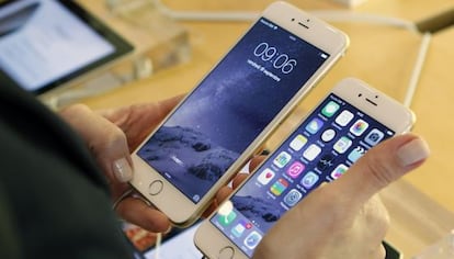 Dos modelos de Iphone 6 en una tienda.