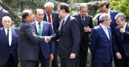 Mariano Rajoy saluda a Emilio Botín, presidente del Banco Santander, mientras los empresarios se rpeparan para la foto de familia de la reunión del Consejo Empresarial para la Competitividad