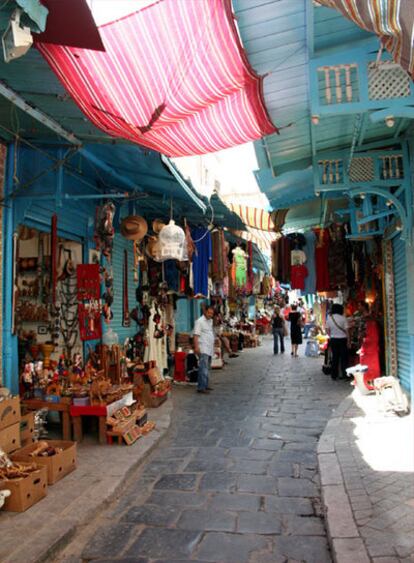 Una de las calles del zoco de Túnez en el interior de la Medina de la capital