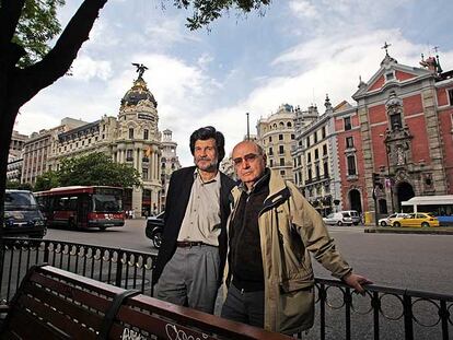 Víctor Erice (izquierda) y Theo Angelopoulos, fotografiados el pasado martes en la puerta del madrileño Círculo de Bellas Artes.