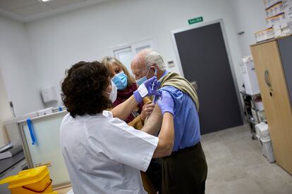 Un octogenario es vacunado con la primera dosis en el centro de salud Andrés Mellado, en Madrid el 25 de febrero.