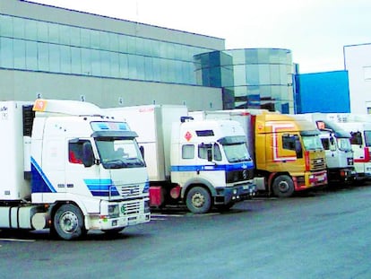 Grupo de camiones en un muelle de carga.