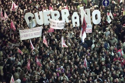 Madrid, 15/02/2003. Una imagen parcial de la multitudinaria manifestación contra la amenaza de Estados Unidos de intervenir en Irak, que apoya el gobierno español.